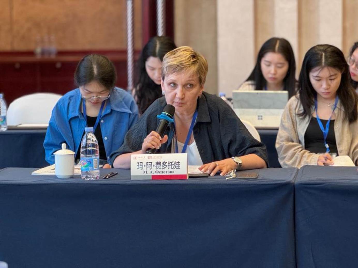 一群人坐在桌子前AI 生成的内容可能不正确。