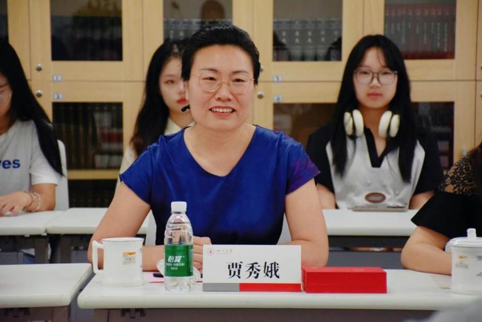 滚球app官网教育基金会副秘书长贾秀娥发言